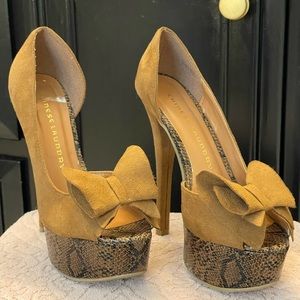 Women’s Chinese Laundry Suede Heels.